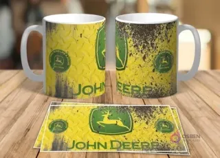 Dos tazas blancas de sublimación con diseño retro grunge del logo de John Deere sobre un fondo amarillo texturizado y dos plantillas planas del mismo diseño sobre una mesa de madera.