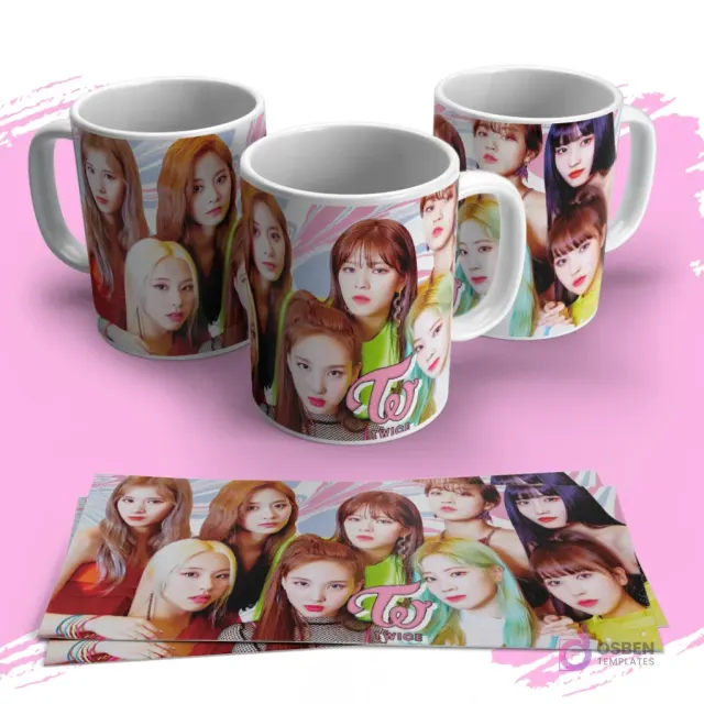 Tres tazas blancas personalizadas con diseño K-pop TWICE, mostrando un collage de integrantes sobre un fondo rosa y azul, con el logo TWICE.