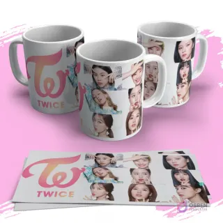 Tres tazas K-pop TWICE con un segundo diseño, presentando un collage diferente de las integrantes con expresiones juguetonas sobre fondo blanco y el logo TWICE.