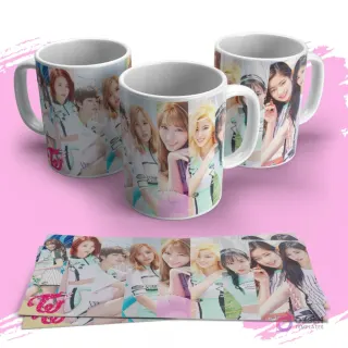 Tres tazas personalizadas K-pop TWICE con un tercer diseño, mostrando un collage de las integrantes en atuendos pastel sobre un fondo claro, con el logo TWICE.