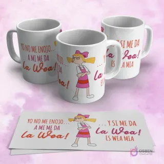 Tres tazas de sublimación blancas con el diseño de Helga Pataki de Hey Arnold! y la frase "YO NO ME ENOJO... A MI ME DA La Wea! ...Y SI ME DA La Wea! ES WEA MIA". En primer plano, dos papeles con el diseño extendido. Fondo rosa.