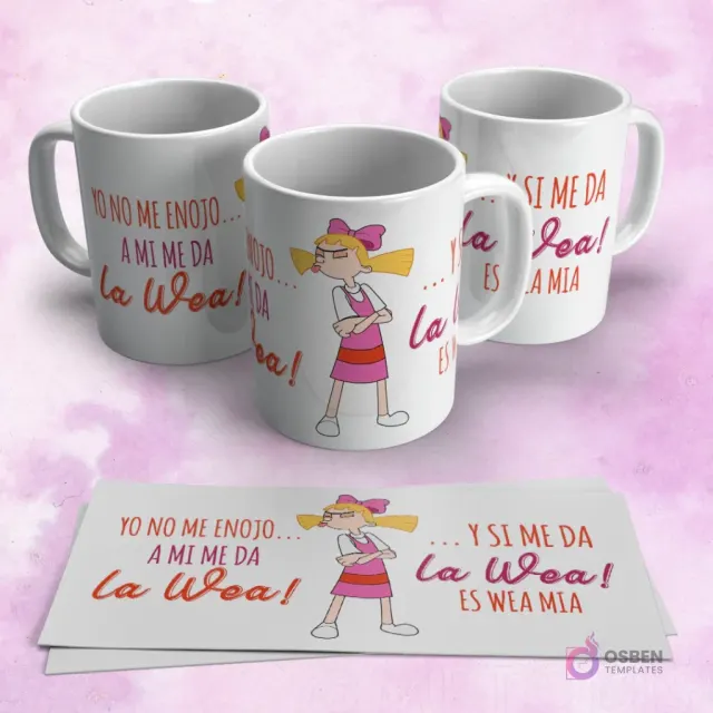 Tres tazas de sublimación blancas con el diseño de Helga Pataki de Hey Arnold! y la frase "YO NO ME ENOJO... A MI ME DA La Wea! ...Y SI ME DA La Wea! ES WEA MIA". En primer plano, dos papeles con el diseño extendido. Fondo rosa.