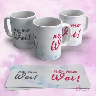 Tres tazas blancas con un diseño de efecto mármol y las frases "no me Wei!" en negro y rojo. Abajo, dos papeles mostrando el diseño extendido de la frase "no me Wei!" sobre fondo de mármol.