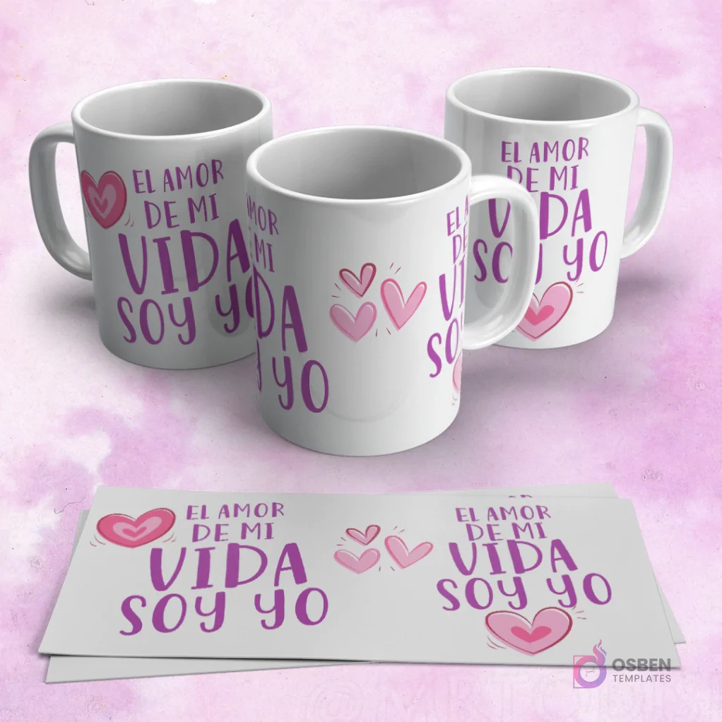 Tres tazas de sublimación blancas exhibiendo el diseño "EL AMOR DE MI VIDA SOY YO" con un gran corazón de contorno y pequeños corazones rosados. Dos papeles con el diseño completo en la parte inferior.