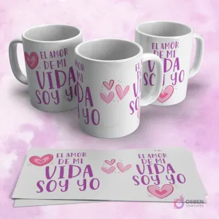 Tres tazas de sublimación blancas exhibiendo el diseño "EL AMOR DE MI VIDA SOY YO" con un gran corazón de contorno y pequeños corazones rosados. Dos papeles con el diseño completo en la parte inferior.