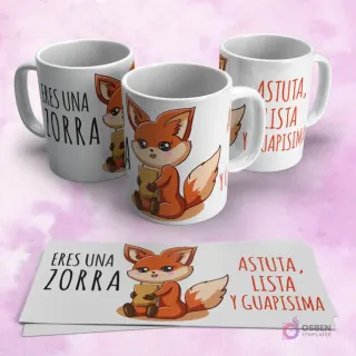 Tres tazas blancas con un adorable zorro caricaturesco sosteniendo un libro y las frases "ERES UNA ZORRA" y "ASTUTA, LISTA Y GUAPISIMA". Dos papeles abajo con el diseño completo del zorro y las frases.