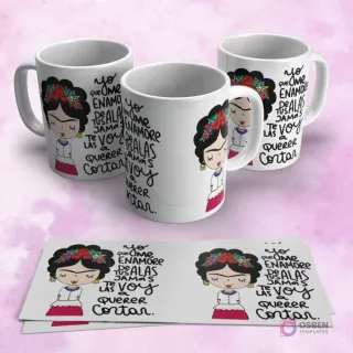 Tres tazas blancas mostrando una caricatura de Frida Kahlo con una corona de flores y la frase "Yo que me enamore de tus alas jamás te las voy a querer cortar.". Dos papeles con la plantilla completa.