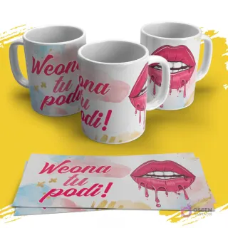 Tres tazas blancas con un diseño vibrante de labios goteando en rosa y turquesa, con la frase "Weona tu podi!". Dos papeles con la plantilla extendida. Fondo amarillo.
