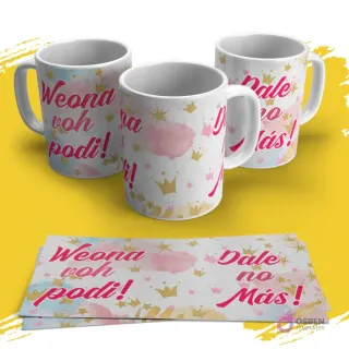 Tres tazas blancas con un diseño de coronas doradas y rosas sobre un fondo pastel, con las frases "Weona voh podi!" y "Dale no Más!". Dos papeles con el diseño completo. Fondo amarillo.
