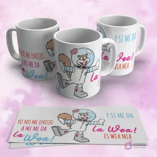 Tres tazas blancas con el personaje Sandy Cheeks de Bob Esponja en traje de astronauta y la frase "YO NO ME ENOJO... A MI ME DA La Wea! ...Y SI ME DA La Wea! ES WEA MIA". Dos papeles con el diseño extendido.