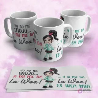 Tres tazas blancas mostrando a Vanellope von Schweetz de Wreck-It Ralph y la frase "YO NO ME ENOJO... A MI ME DA La Wea! ...Y SI ME DA La Wea! ES WEA MIA". Dos papeles con la plantilla extendida.