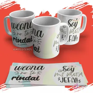 Tres tazas blancas con un diseño pastel de las frases "weona no te rindai" y "Soy mi puta JEFA!!". Dos papeles con la plantilla completa. Fondo rojo.
