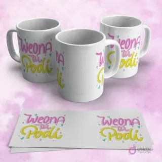 Tres tazas blancas con el diseño de la frase "Weona Tú Podí" en letras vibrantes amarillas y rosadas, rodeada de pequeños corazones y destellos. Dos papeles con la plantilla extendida.