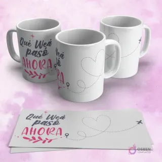 Tres tazas blancas con un diseño de un corazón que forma una ruta de viaje con un avión y un marcador de ubicación, y la frase "Qué Weá pasó AHORA". Dos papeles con la plantilla extendida.