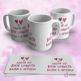 Tres tazas blancas con el diseño de la frase "AMATE ASÍ BIEN LOQUITA BACÁN E INTENSA" y múltiples corazones rosados y azules. Dos papeles con el diseño completo.