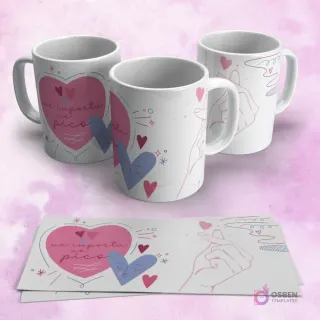 Tres tazas blancas con un corazón grande que dice "me importa un pico" y una mano haciendo el gesto coreano del mini-corazón con el dedo. Dos papeles con la plantilla extendida.