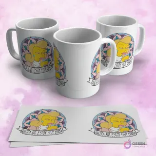 Tres tazas blancas con un diseño de Mom de Futurama y la frase "AHORA NO, ESTOY MUY EBRIAL". Dos papeles mostrando el diseño extendido.