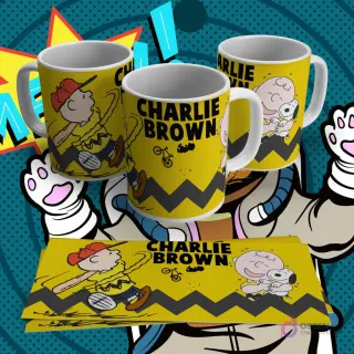 Tres tazas blancas con diseño de sublimación de Charlie Brown jugando tenis y texto 'CHARLIE BROWN', junto a una lámina plana del mismo diseño, sobre fondo pop art azul y amarillo.
