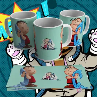 Tres tazas blancas con diseño de sublimación de Linus Van Pelt con su manta y Snoopy, sobre un fondo turquesa con lunares. También se muestra la lámina plana del diseño.