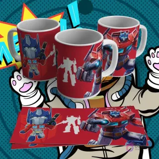 Tres tazas blancas con diseño de sublimación de Optimus Prime en versión chibi, con fondo rojo y una silueta de Transformer. Incluye lámina plana del diseño.