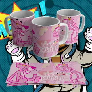 Tres tazas blancas con diseño de sublimación de la Pantera Rosa en varias poses y con el logo 'Pink Panther', sobre un fondo rosa con figuras geométricas. Incluye lámina plana.