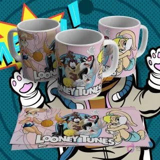 Tres tazas blancas con diseño de sublimación de Lola Bunny con una pelota y un grupo de Looney Tunes (Taz, Silvestre, el Pato Lucas) con el logo, sobre un fondo rosa. Incluye lámina.
