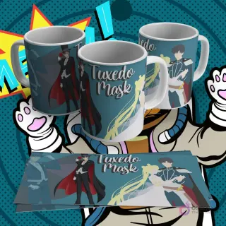 Tres tazas blancas con diseño de sublimación de Tuxedo Mask en varias poses y junto a Sailor Moon, con el texto 'Tuxedo Mask', sobre un fondo azul oscuro. Incluye lámina plana.