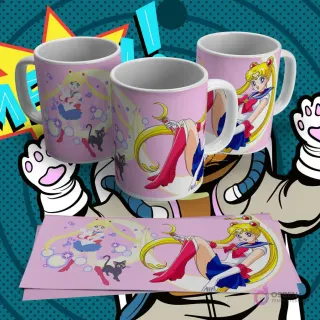 Tres tazas blancas con diseño de sublimación de Sailor Moon en pose de ataque y con Luna, sobre un fondo rosa con burbujas y destellos. Incluye lámina plana del diseño.