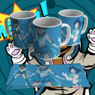 Tres tazas blancas con diseño de sublimación de Sailor Mercury en diferentes poses acuáticas, con un fondo azul claro. Incluye lámina plana del diseño.