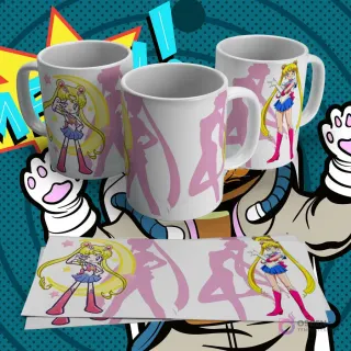 Tres tazas blancas con diseño de sublimación de Sailor Moon en versión chibi junto a una silueta y Luna, sobre un fondo blanco y rosa. Incluye lámina plana del diseño.