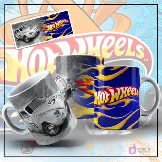 Mockup de taza sublimada con diseño de Hot Wheels, mostrando un clásico Volkswagen Beetle blanco con franjas de carreras sobre un fondo gris texturizado. Otra taza con el logo de Hot Wheels y llamas azules y amarillas, y una imagen plana del diseño del Beetle.