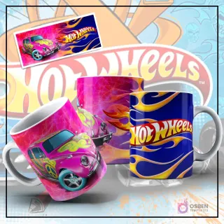 Mockup de taza sublimada con diseño de Hot Wheels, mostrando un clásico Volkswagen Beetle rosa con llamas verdes sobre un fondo rosa texturizado. Otra taza con el logo de Hot Wheels y llamas azules y amarillas, y una imagen plana del diseño del Beetle rosa.