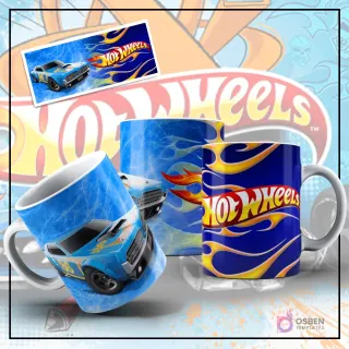 Mockup de taza sublimada con diseño de Hot Wheels, mostrando un coche muscle car azul tipo Dodge Challenger con detalles en amarillo sobre un fondo azul texturizado. Otra taza con el logo de Hot Wheels y llamas azules y amarillas, y una imagen plana del muscle car azul.