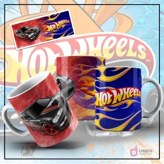 Mockup de taza sublimada con diseño de Hot Wheels, mostrando un coche deportivo negro tipo Nissan GTR con detalles en rojo y blanco sobre un fondo rojo texturizado. Otra taza con el logo de Hot Wheels y llamas azules y amarillas, y una imagen plana del coche deportivo negro.