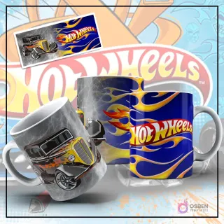 Mockup de taza sublimada con diseño de Hot Wheels, mostrando un hot rod clásico negro con llamas amarillas sobre un fondo gris texturizado. Otra taza con el logo de Hot Wheels y llamas azules y amarillas, y una imagen plana del hot rod negro.