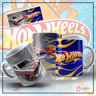 Mockup de taza sublimada con diseño de Hot Wheels, mostrando un coche muscle car plateado tipo Chevelle con franjas rojas sobre un fondo gris texturizado. Otra taza con el logo de Hot Wheels y llamas azules y amarillas, y una imagen plana del muscle car plateado.