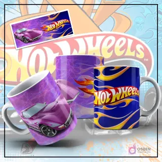 Mockup de taza sublimada con diseño de Hot Wheels, mostrando un coche deportivo púrpura tipo Corvette sobre un fondo púrpura texturizado. Otra taza con el logo de Hot Wheels y llamas azules y amarillas, y una imagen plana del Corvette púrpura.