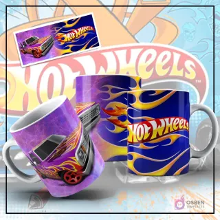 Mockup de taza sublimada con diseño de Hot Wheels, mostrando una camioneta hot rod púrpura con llamas sobre un fondo púrpura texturizado. Otra taza con el logo de Hot Wheels y llamas azules y amarillas, y una imagen plana de la camioneta hot rod púrpura.