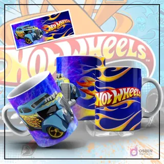 Mockup de taza sublimada con diseño de Hot Wheels, mostrando un hot rod azul estilo 'Rat Rod' con texto y llamas sobre un fondo azul texturizado. Otra taza con el logo de Hot Wheels y llamas azules y amarillas, y una imagen plana del hot rod azul.