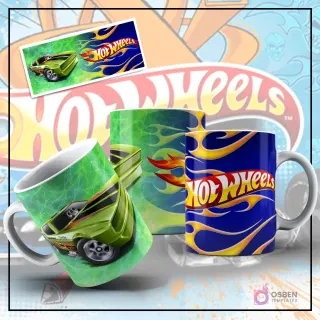 Mockup de taza sublimada con diseño de Hot Wheels, mostrando un coche muscle car verde tipo Charger con franjas negras sobre un fondo verde texturizado. Otra taza con el logo de Hot Wheels y llamas azules y amarillas, y una imagen plana del muscle car verde.
