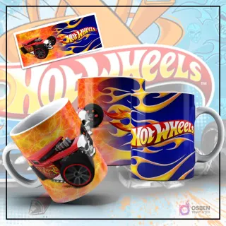Mockup de taza sublimada con diseño de Hot Wheels, mostrando un hot rod rojo con motor expuesto y calaveras sobre un fondo naranja texturizado. Otra taza con el logo de Hot Wheels y llamas azules y amarillas, y una imagen plana del hot rod rojo con calaveras.