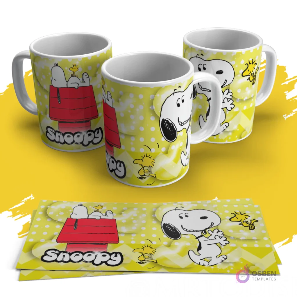 Tres tazas sublimadas con Snoopy en su casita roja y Woodstock sobre fondo amarillo de puntos. Una plantilla de sublimación se muestra debajo.