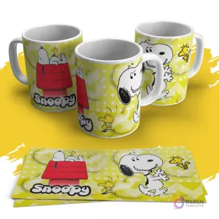 Tres tazas sublimadas con Snoopy en su casita roja y Woodstock sobre fondo amarillo de puntos. Una plantilla de sublimación se muestra debajo.