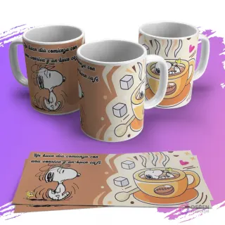 Tres tazas sublimadas con Snoopy en una taza de café y la frase 'Un buen día comienza con una sonrisa y un buen café'. Una plantilla de sublimación se muestra debajo.