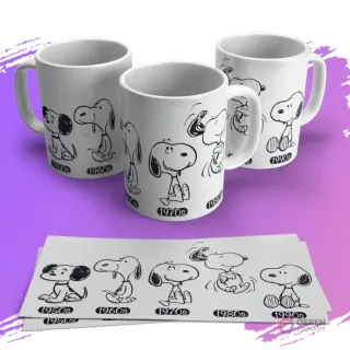 Tres tazas sublimadas con la evolución de Snoopy en blanco y negro desde los años 50 hasta los 90. Una plantilla de sublimación se muestra debajo.