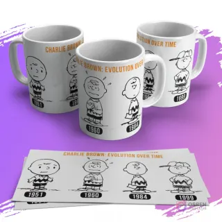 Tres tazas sublimadas con la evolución de Charlie Brown en blanco y negro desde 1951 hasta 1999. Una plantilla de sublimación se muestra debajo.