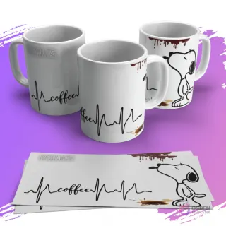 Tres tazas sublimadas con Snoopy mirando la palabra 'coffee' con un latido de corazón y salpicaduras. Una plantilla de sublimación se muestra debajo.