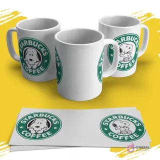 Tres tazas sublimadas con Snoopy dentro de un logo estilo 'Starbucks Coffee' en verde y blanco. Una plantilla de sublimación se muestra debajo.