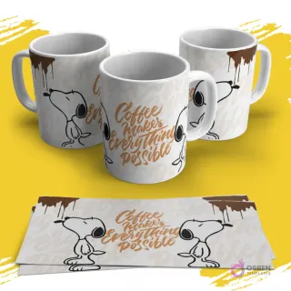 Tres tazas sublimadas con Snoopy y la frase 'Coffee makes everything possible' con salpicaduras. Una plantilla de sublimación se muestra debajo.