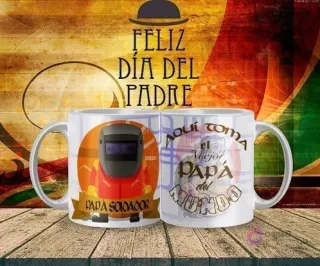 Tazas sublimadas con temática del Día del Padre, una con la figura de un papá soldador con máscara y soplete, y la otra con un diseño de máscara de soldar y 'Aquí toma el Mejor Papá del Mundo', en un ambiente de Feliz Día del Padre.